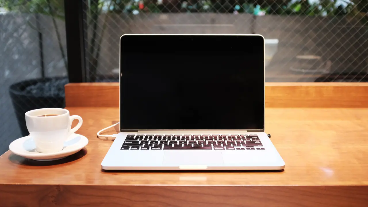 ilustrasi laptop mati black screen