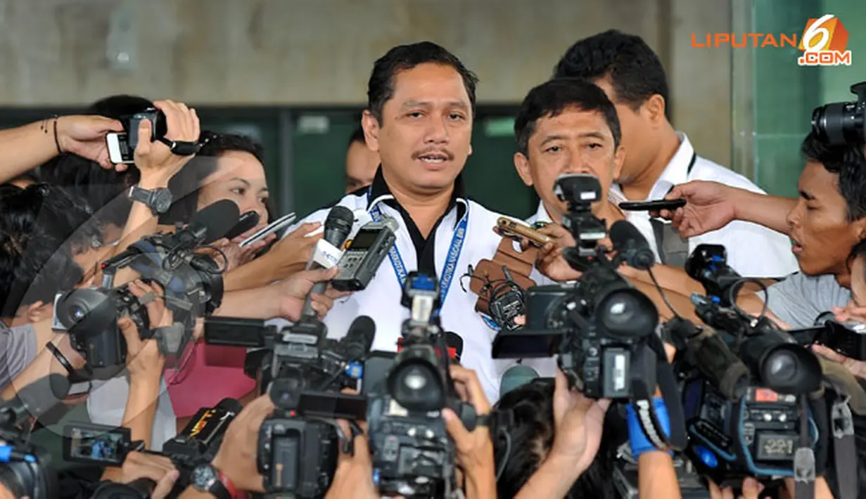 Sumirat memberikan keterangan pada media saat akan meninggalkan Gedung KPK (Liputan6.com/ Abdul Aziz Prastowo)