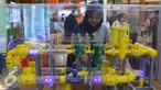 Pengunjung melihat maket di pameran Indonesian Petroleum Association (IPA) di JCC, Jakarta, Rabu (25/5). Pameran ini merupakan pameran migas terbesar di Asia Tenggara. (Liputan6.com/Angga Yuniar)