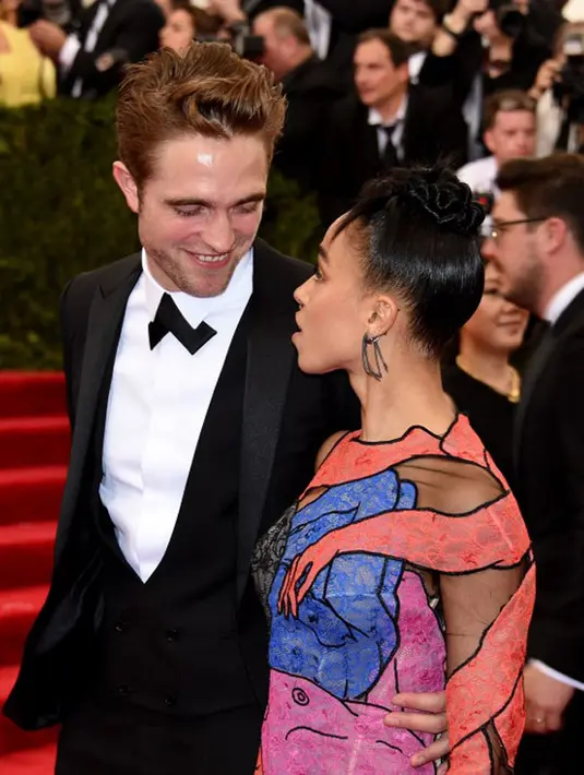 September 2014 merupakan kali pertama Pattinson dan Twigs jalin hubungan bersama dan tak lama meresmikannya dengan ikatan pertunangan. Sinyal melanjutkan ke jenjang pernikahan pun juga sempat beredar. (AFP/Mike Coppola)