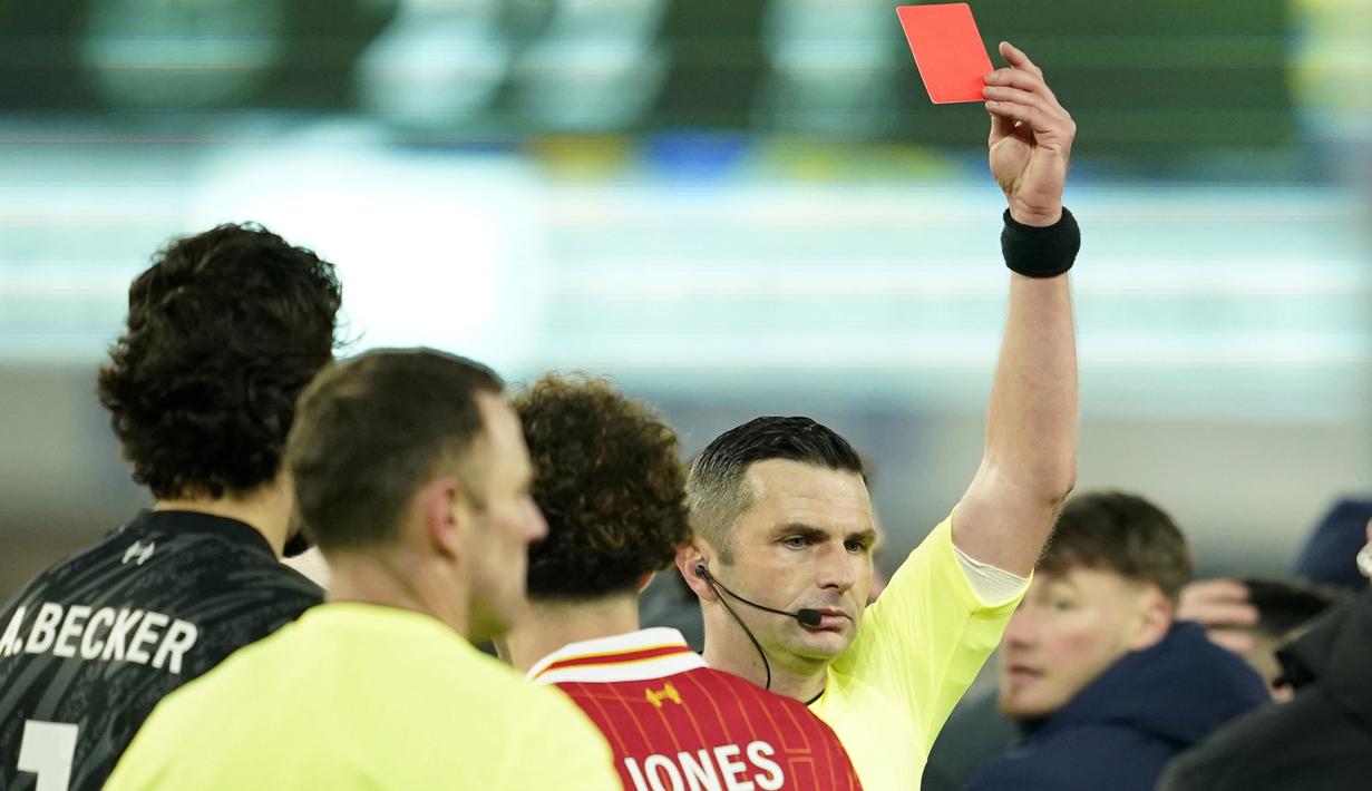 Wasit Michael Oliver memberikan kartu merah kepada pemain Liverpool, Curtis Jones dan Everton, Abdoulaye Doucoure setelah laga lanjutan Liga Inggris 2024/2025 di Goodison Park, Liverpool, Inggris, Rabu (13/02/2025) WIB. (AP Photo/Dave Thompson)