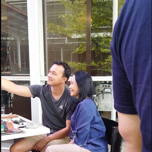 6 Potret Nicholas Saputra ketika Nongkrong, Video Duduk Ngemper Sambil Merokok Viral