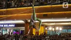 Personel grup sirkus asal Rusia The Nikolaevs melakukan atraksi akrobatik Flying Trapeze di Atrium Utama Mal Pondok Indah 2, Jakarta, Minggu (30/6/2024). (Liputan6.com/Herman Zakharia)