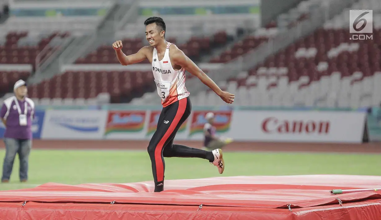 Atlet Indonesia Rizky Ghusyafa Pratama mendarat di matras saat final lompat tinggi putra 18th Asian Games Invitation Tournament di SUGBK, Senayan, Minggu (11/2). Rizky mendapat perunggu sebagai pemegang posisi ke-3. (Liputan6.com/Faizal Fanani)