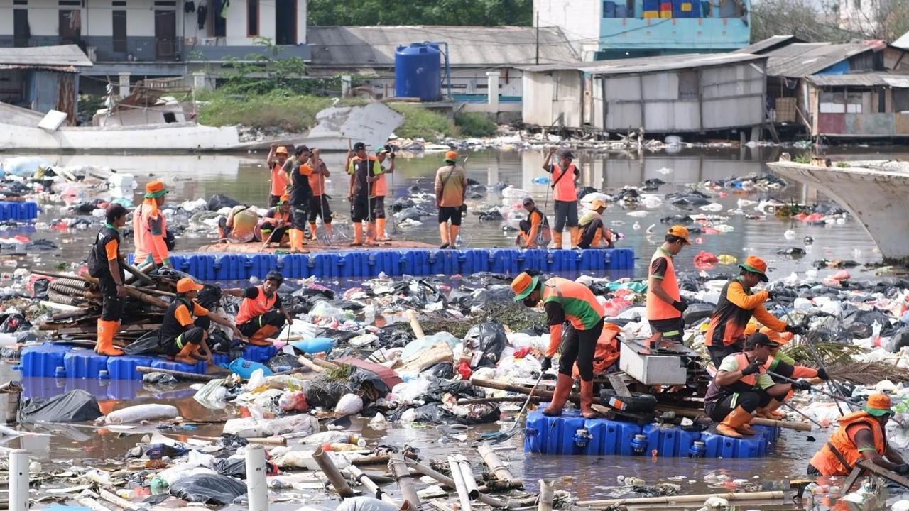 Menumpuk di Pesisir Muara Baru, 200 Ton Sampah Ditargetkan Diangkut DLH DKI dalam 5 Hari
