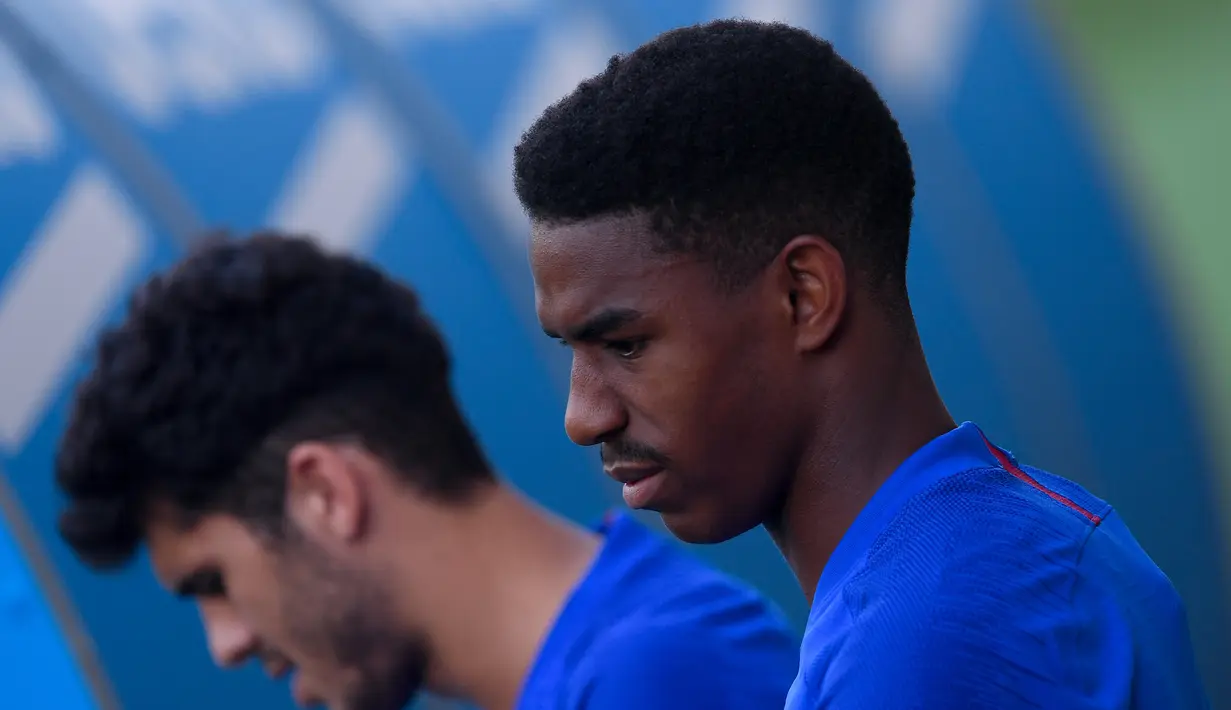Junior Firpo. Bek kiri berusia 24 tahun yang baru didatangkan Leeds United dari Barcelona ini dinyatakan cukup fit untuk memulai debutnya di Premier League. (Foto: AFP/Josep Lago)