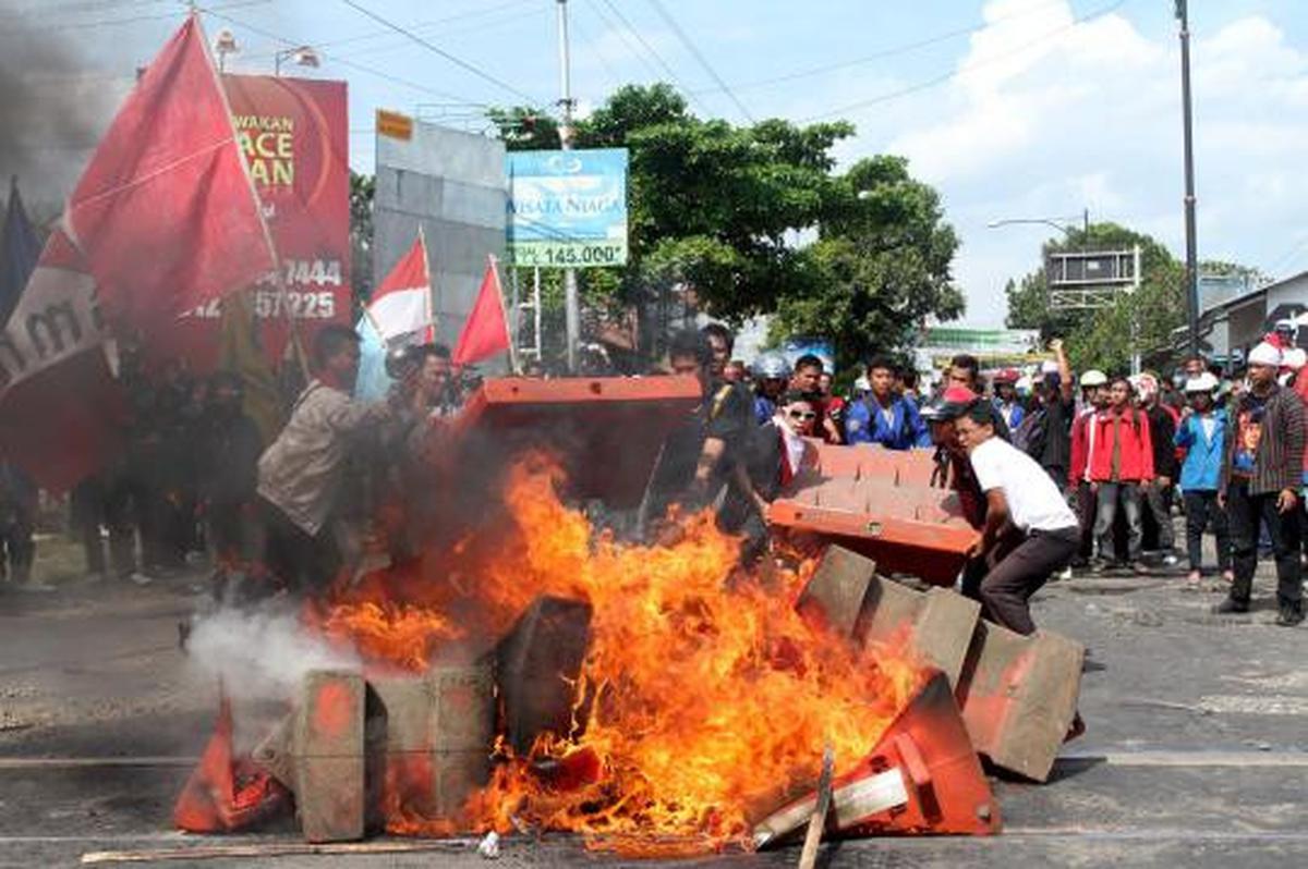 Rel diblokir, perjalanan KA terganggu