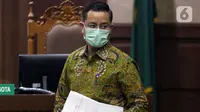 Terdakwa kasus korupsi Bantuan Sosial (Bansos) Covid-19 yang juga mantan Menteri Sosial Juliari Batubara saat jeda sidang di Pengadilan Tipikor, Jakarta, Senin (10/5/2021). Sidang lanjutan tersebut beragendakan mendengar keterangan empat orang saksi. (Liputan6.com/Helmi Fithriansyah)