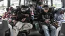Penumpang duduk dalam bus AKAP menunggu keberangkatan di Terminal Pulogebang, Jakarta, Selasa (27/10/2020). Memasuki libur panjang, jumlah penumpang bus antarkota antarprovinsi (AKAP) di Terminal Pulogebang tujuan Jawa dan Sumatera mengalami peningkatan. (merdeka.com/Iqbal S. Nugroho)