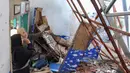 Warga melihat ruangan kelas yang roboh di SDN Kebayoran Lama Selatan 09 Pagi, Kebayoran Lama, Jakarta Selatan, Selasa (21/07/2026). (KLY/ Arie Basuki)