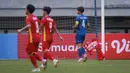 Balon berbentuk jerapah mendarat di dalam lapangan pada laga perebutan juara ketiga Piala AFF U-19 2022 antara Timnas Vietnam U-19 melawan Timnas Thailand U-19 yang berlangsung di Stadion Patriot Candrabhaga, Bekasi (15/07/2022). (Bola.com/Bagaszkara Lazuardi)