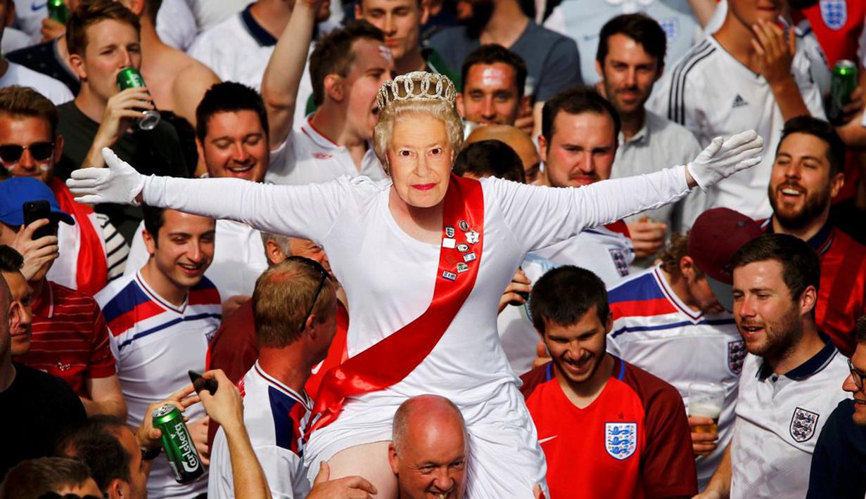 Suporter Inggris bergaya ala Ratu Elizabeth II saat mendukung timnya melawan Slovakia dalam laga terakhir Grup B Piala Eropa di di Stade Geoffroy-Guichard, Saint-Etienne, Selasa (21/6/2016) dini hari WIB. (Reuters/Wolfgang Rattay)