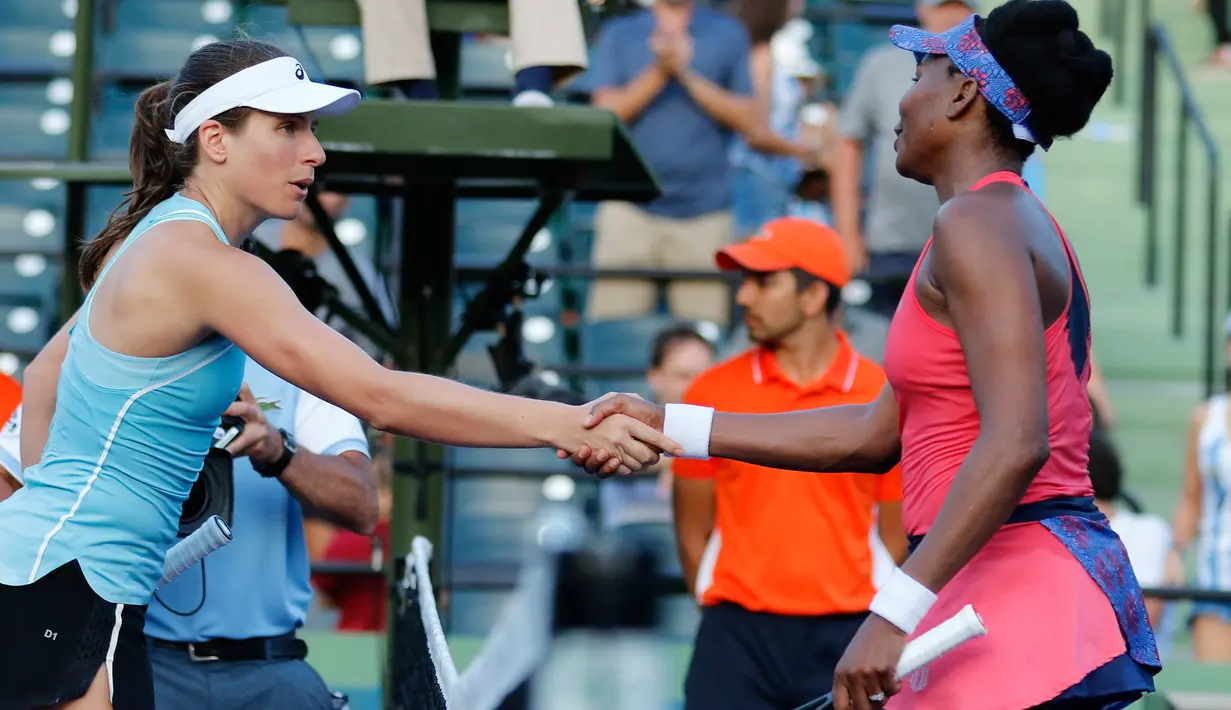 Petenis putri AS, Venus Williams dan juara bertahan Johanna Konta berjabat tangan seusai babak 16 besar Miami Terbuka di Candon Park, Senin (26/3). Venus sukses melaju ke perempat final setelah mengalahkan Johanna Konta. (AP Photo/Joe Skipper)