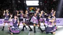 Personil JKT48 membentuk formasi saat menyanyikan salah satu lagu dalam acara Grand Final AXIS Nation Cup 2023 di Istora Senayan, Jakarta, Minggu (15/10/2023). (Bola.com/Bagaskara Lazuardi)