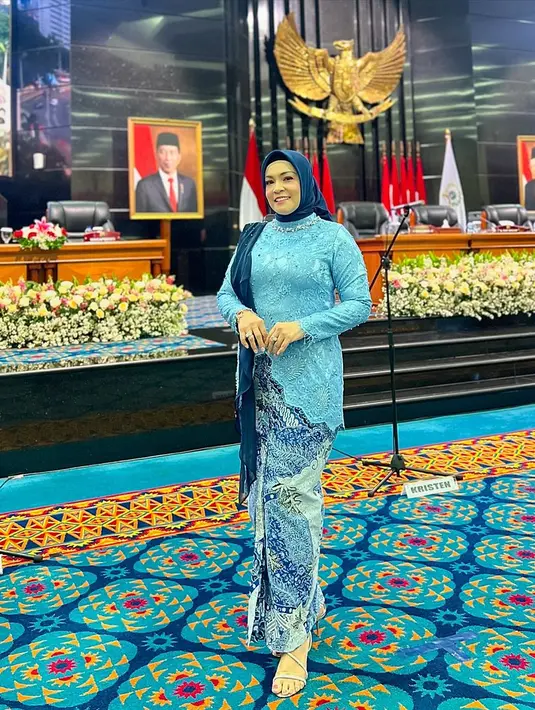 Di momen pelantikan, ia tampil kenakan kebaya modern warna biru muda yang dipadukan dengan hijab, kain batik, dan selendang warna biru tua. [@astridkuya].