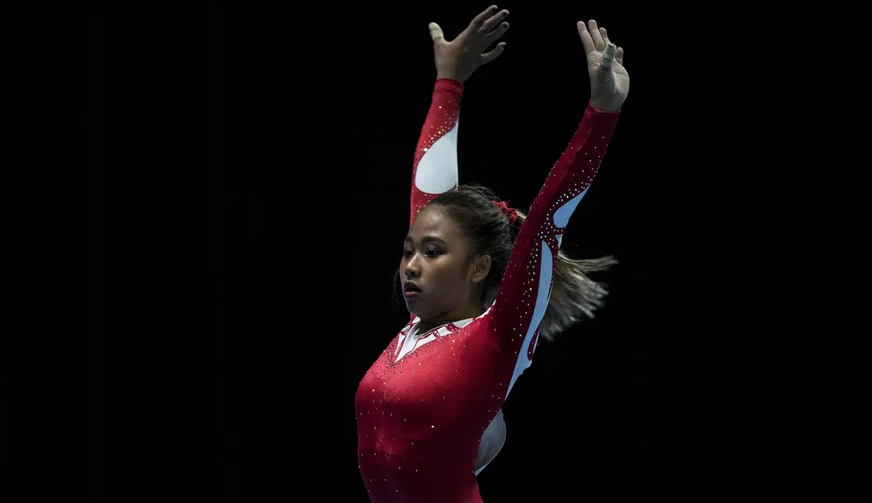 Pesenam Indonesia, Rifda Irfanaluthfi, saat tampil pada nomor artistik beregu SEA Games di MITEC, Kuala Lumpur, Senin (21/8/2017). Tim Indonesia berhasil meraih medali perunggu. (Bola.com/Vitalis Yogi Trisna)