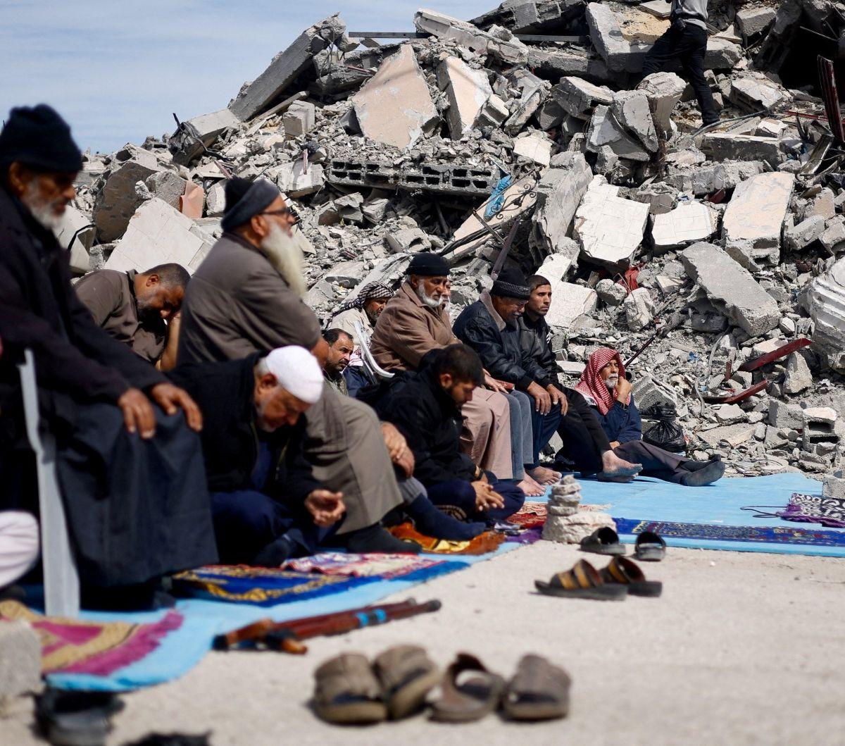 Meskipun tanpa atap dan dinding, mereka tetap berusaha menjaga kehormatan tempat suci ini. Foto: REUTERS / Mohammed Salem<br>
