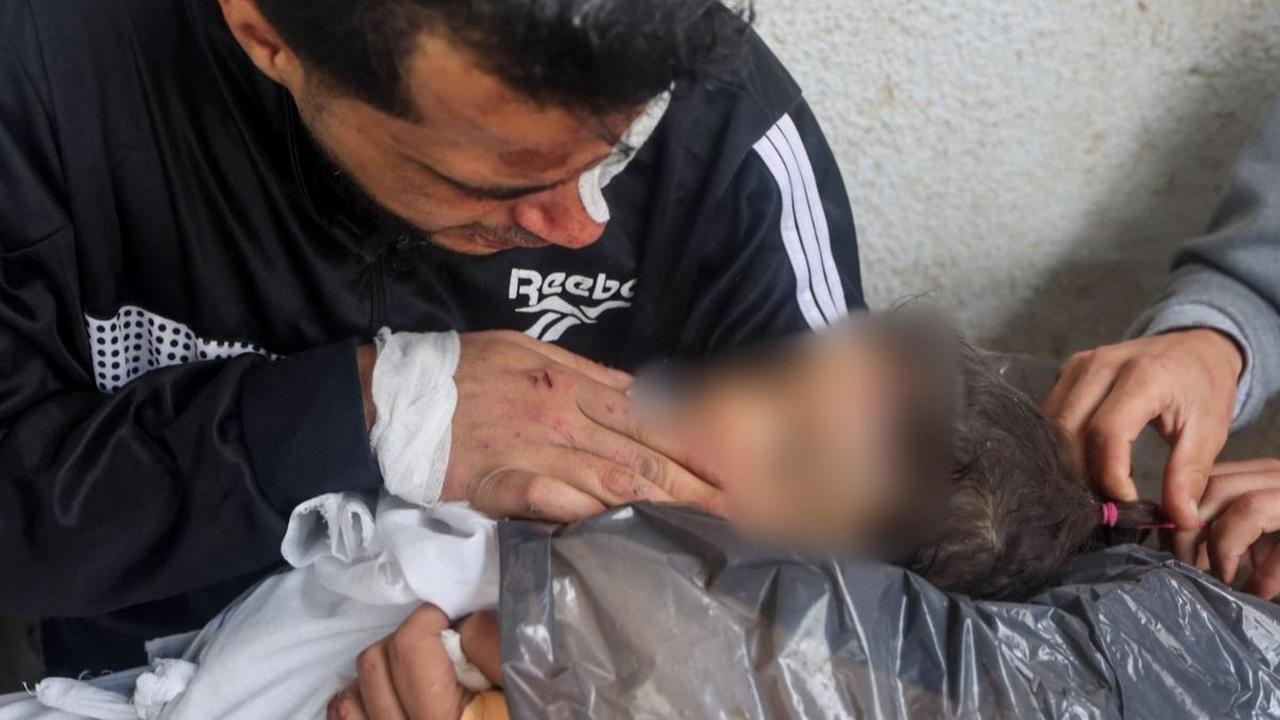 Tangis Ashraf yang pecah di rumah sakit al-Najar tidak hanya mewakili kesedihan pribadinya, tetapi juga kesedihan dan keputusasaan jutaan orang Palestina yang terus hidup dalam ketakutan dan keprihatinan. Foto: Mohammed ABED / AFP