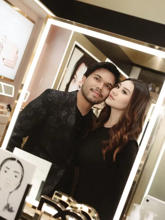 Thariq Halilintar tampil necis dengan kemeja hitam berlapis jas dengan motif 3D bunga matahari [@aaliyah.massaid]