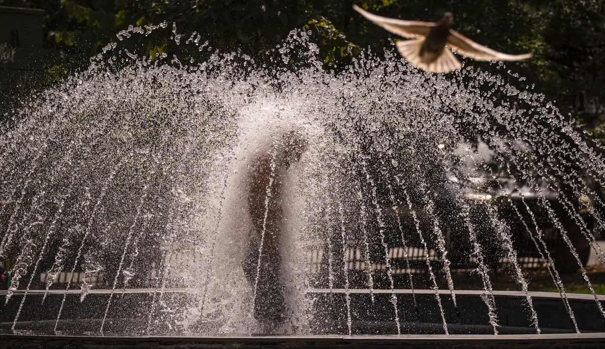 Layanan cuaca mengeluarkan peringatan panas selama dua hari ke depan di Rumania selatan, dengan suhu melebihi 40 derajat Celcius (104 Fahrenheit). (AP Photo/Andreea Alexandru)
