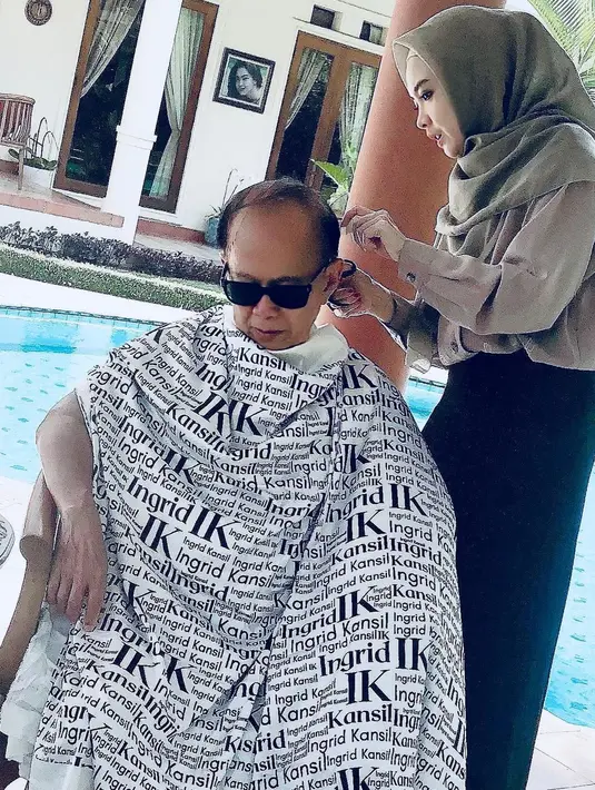 "Memang engga gampang mempertahankan rumah tangga selama itu. Memang butuh perjuangan banget," kata Ingrid Kansil saat diacara Brownis. [Instagram/ingrid_kansil]