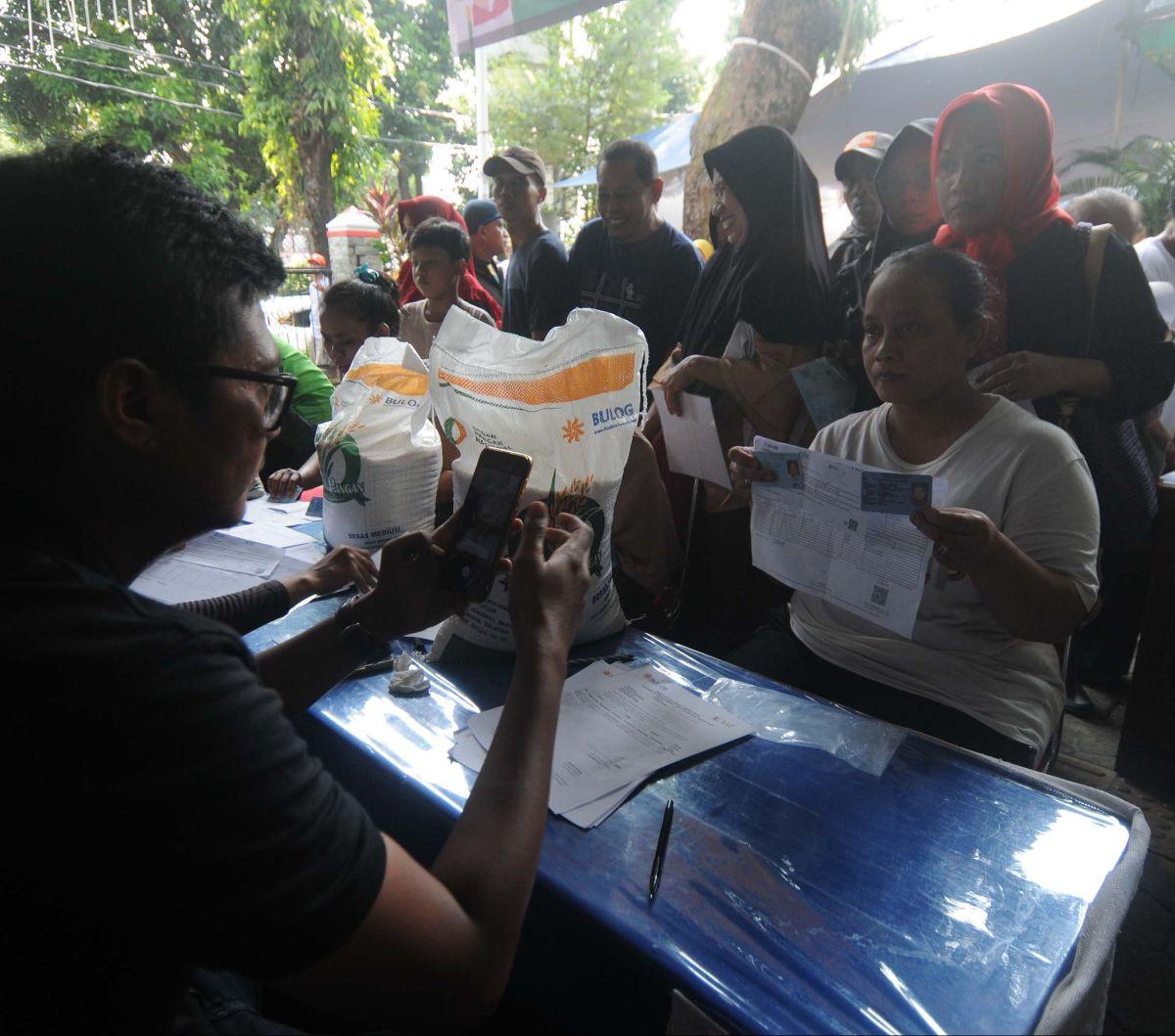 Perum Bulog kembali menyalurkan bantuan pangan beras 10 kilogram (kg) untuk wilayah DKI Jakarta. Penyaluran bantuan beras ini secara perdana dilakukan di Kelurahan Pela Mampang dan Bangka, Jakarta Selatan, pada 3 April 2024.&nbsp;Foto: Merdeka.com/Imam Bu