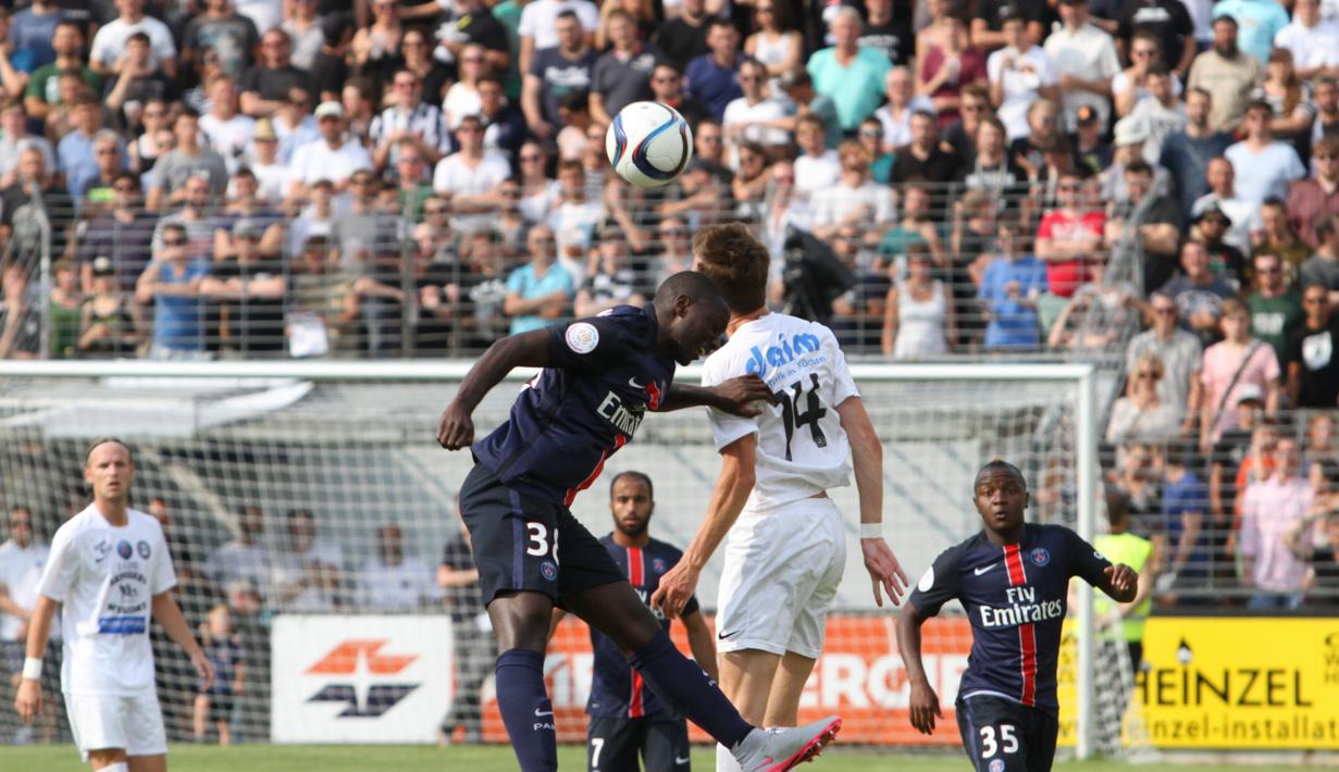 Bek PSG Youssouf Sabaly berduel di udara dengan pemain Wiener SK. (Bola.com/Reza Khomaini)