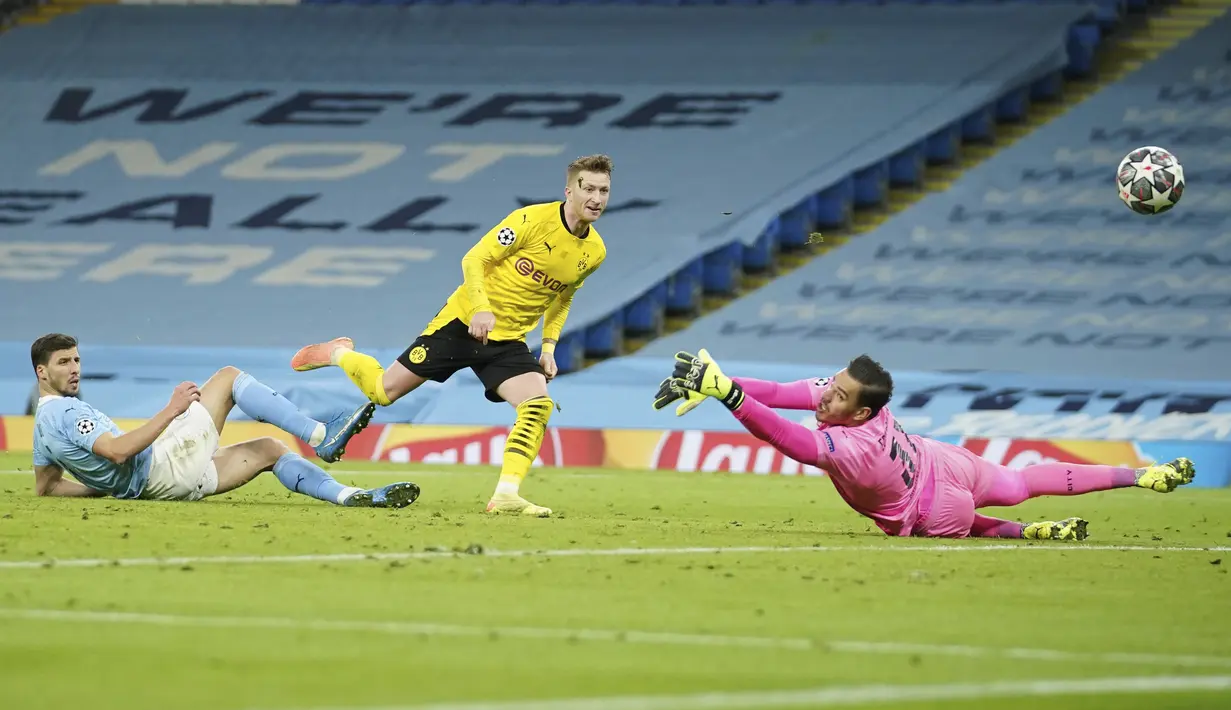Penyerang Borussia Dortmund, Marco Reus mencetak gol pertama untuk timnya ke gawang Manchester City, Ruben Dias pada leg pertama perempat final Liga Champions di Etihad Stadium, Rabu (7/4/2021) dini hari WIB. Man City menjungkalkan Dortmund dengan skor 2-1. (AP Photo/Dave Thompson)