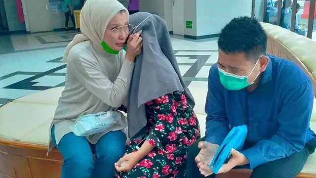 Arzeti Bilbina sangat konsen dengan para anak penyakit Gangguan Ginjal Akut.