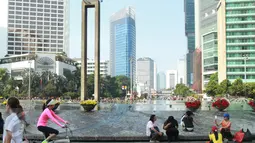 Penampakan Car Free Day di Bundaran HI, Jakarta, Minggu (21/6). Pada Bulan Puasa ini suasana di CFD sepi pengunjung dikarenakan sebagian umat muslim menjalankan ibadah puasa. (Liputan6.com/Herman Zakharia)
