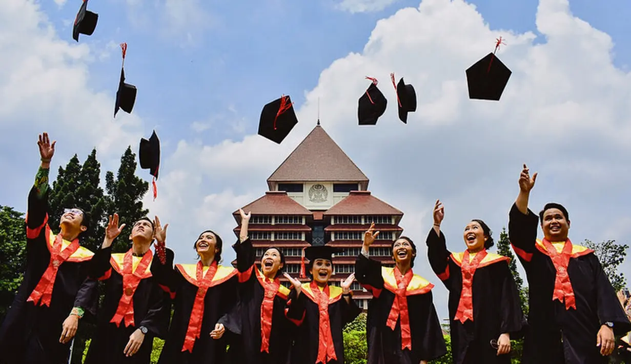 Selain itu, Febby juga mengungkapkan keberuntungannya bisa memiliki teman yang bisa diajak berbagi selama di bangku kuliah. Sedih, susah, senang bisa mereka lalui bersama hingga akhirnya bisa lulus bersama. (Instagram/febbyrastanty)