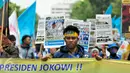 Aksi ratusan buruh saat longmarch dari depan Gedung Balaikota Jakarta menuju Istana Merdeka, Jakarta, Kamis (10/12). Mereka menuntut Gubernur Ahok mendesak pemerintah pusat cabut PP no. 78 tahun 2015 tentang pengupahan.(Liputan6.com/Yoppy Renato)
