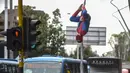 Seorang pria Kolombia bernama Jahn Fredy Duque bergelantungan layaknya superhero Spiderman di jalanan Bogota, Kolombia, Senin (24/4). Duque mencari nafkah dengan melakukan atraksi layaknya Spiderman. (AFP Photo/RAUL ARBOLEDA)