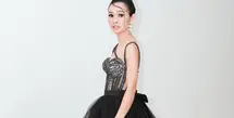 Penampilan manggung Andien yang terbaru sungguh memukau. Andien tampil dengan ballerina gown berwarna hitam yang megah. Foto: Instagram.
