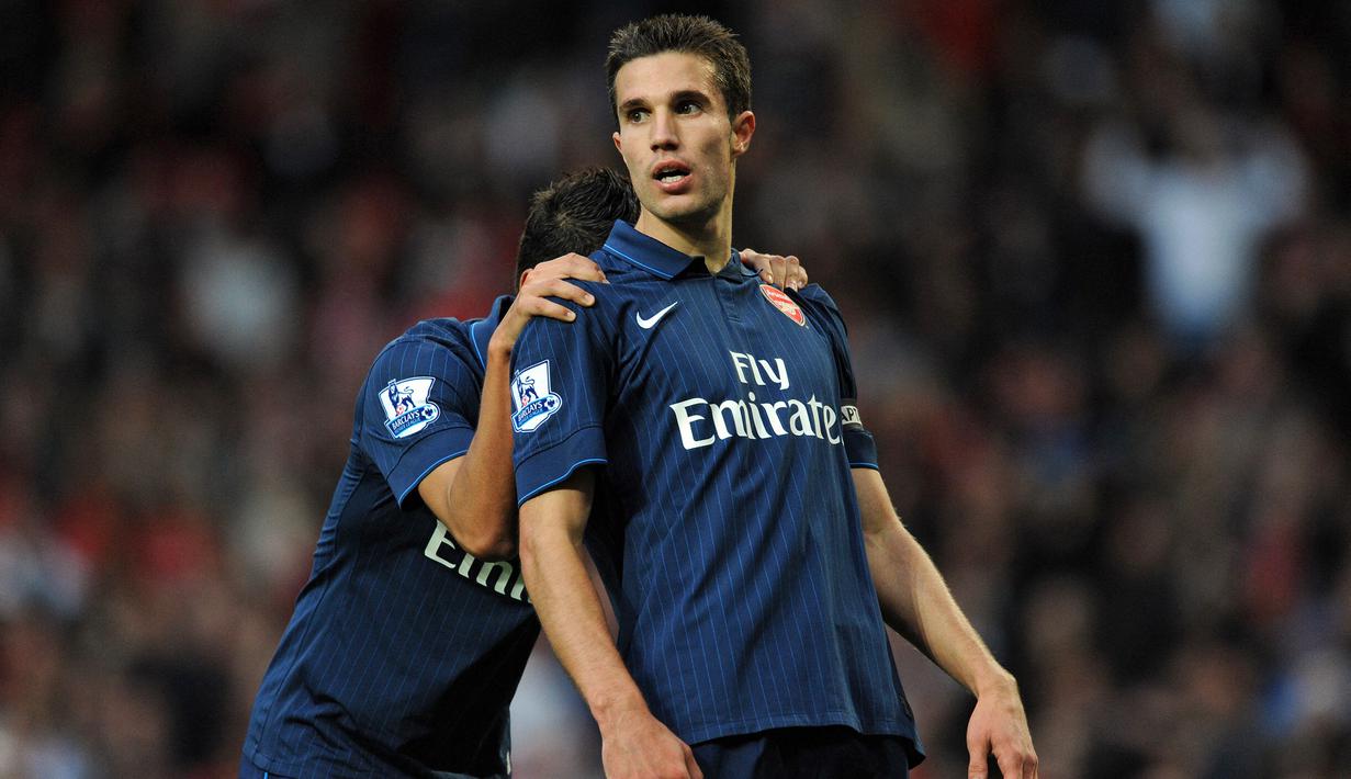 Manchester United vs Arsenal. (29/8/2009). Striker Arsenal, Robin van Persie kecewa usai gol penyeimbang 2-2 dianulir oleh wasit Mike Dean karena dianggap telah berada dalam posisi offside. (AFP/Paul Ellis)