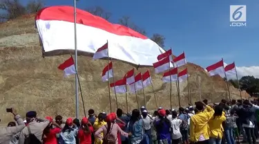 Bendera Merah Putih raksasa membentang pada perbatasan Indonesia dan Timor Leste di Kabupaten Belu, NTT.