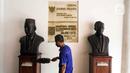 Petugas membersihkan patung di Museum Sumpah Pemuda, Jakarta, Rabu (27/10/2021). Jelang peringatan Hari Sumpah Pemuda pada tanggal 28 Oktober, pengelola Museum Sumpah Pemuda mulai membenahi museum. (Liputan6.com/Faizal Fanani)
