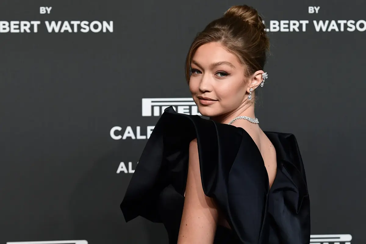 Pesona Gigi Hadid Bergaun Hitam di Milan