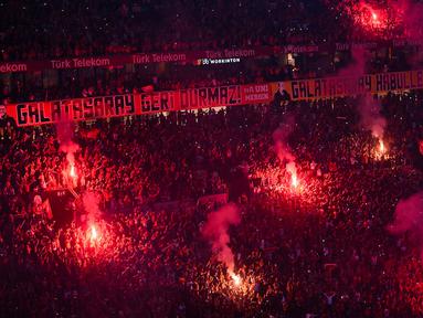 Rumah bagi raksasa klub Turki, Galatasaray, Ali Sami Yen Sports Complex NEF Stadium menjadi salah satu stadion yang paling menarik di Eropa. Mampu menampung 52.223 penonton, Stadion ini pernah memecahkan rekor dunia sebagai stadion terkeras dengan kenyaringan puncak 131,76 desibel. (AFP/Yasin Akgul)
