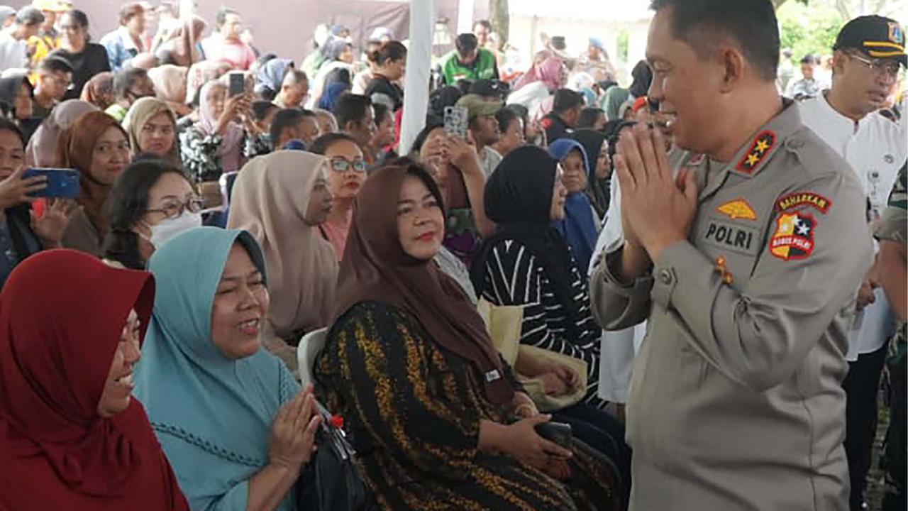 FOTO: Polri Gelar Pasar Murah, 20 Ton Beras Ludes Diserbu Warga