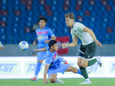 Pemain Timnas Indonesia U-22, Mauro Zijlstra, berusaha melewati pemain Filipina U-22 pada laga Grup C SEA Games 2025 di 700th Anniversary Stadium, Senin (8/12/2025). (Bola.com/Bagaskara Lazuardi)