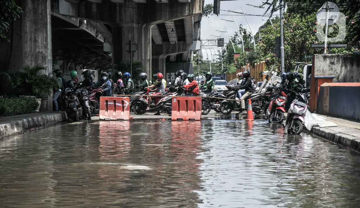 Kondisi banjir di Jalan RE Martadinata, Ancol, Jakarta, Selasa (9/11/2021). Banjir yang terjadi sejak 4 November 2021 masih menggenangi Jalan RE Martadinata, tepatnya di seberang Aston Mediterania. (merdeka.com/Iqbal S. Nugroho)