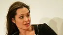 Melansir Ace Showbiz, seorang sumber mengatakan bahwa Jolie kini tengah membuka lingkaran pergaulan dengan siapapun, termasuk dengan mantan suaminya yang satu ini. (AFP/Bintang.com)