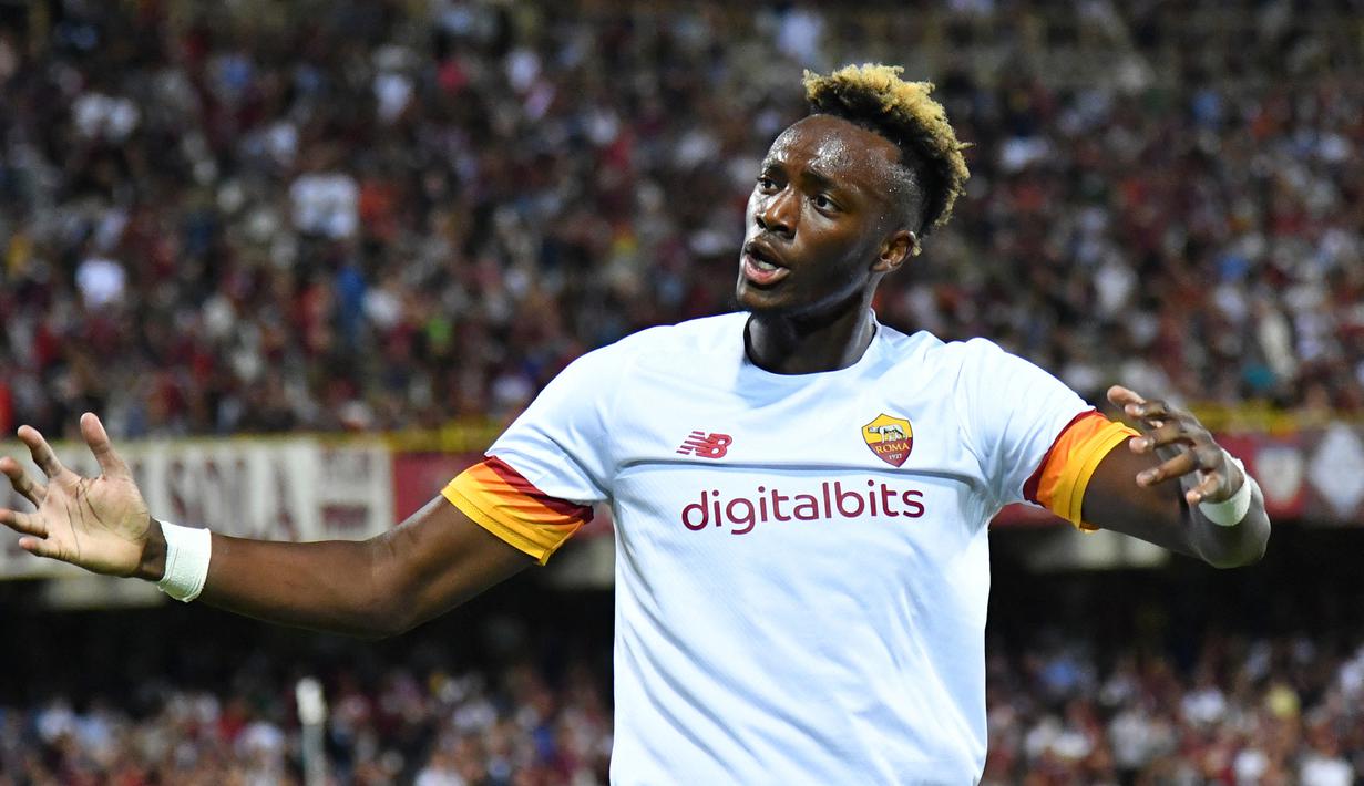 Tammy Abraham. Striker Inggris berusia 23 tahun ini didatangkan AS Roma dari Chelsea pada musim 2021/2022 ini dengan mahar senilai 40 juta euro. Lima musim di Chelsea, hanya 2 musim terakhir ia menjadi bagian The Blues. Di tiga musim awal ia dipinjamkan ke beberapa klub. (Foto: AFP/Alberto Pizzoli)