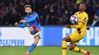 Pemain Napoli Dries Mertens (kiri) mencetak gol ke gawang Barcelona pada pertandingan babak 16 besar Liga Champions di San Paolo Stadium, Naples, Italia, Selasa (25/2/2020). Pertandingan berakhir dengan skor 1-1. (Cafaro/LaPresse Via AP)