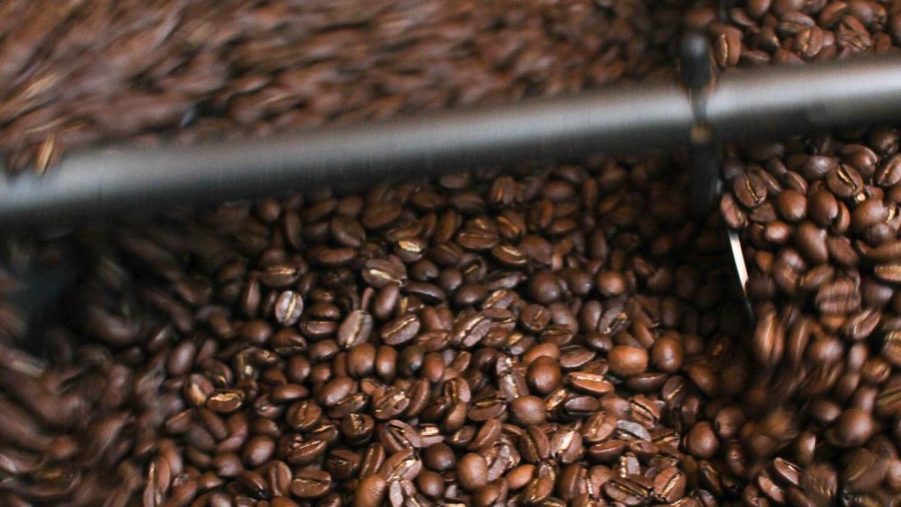Proses roasting memiliki tingkatan berbeda, mulai dari light roast yang menghasilkan biji cokelat muda hingga dark roast yang menghasilkan biji kopi hitam legam mengkilap.