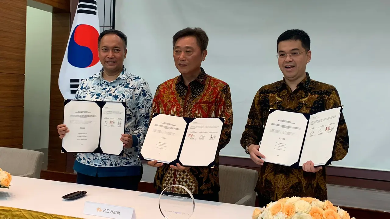KB Bank, PT Pabrik Gula Rajawali II (Rajawali II), dan PT Mata Langit Solusindo (MATA) menandatangani kerja sama pemberdayaan pertanian tebu Indonesia.(Natasha/Liputan6.com)