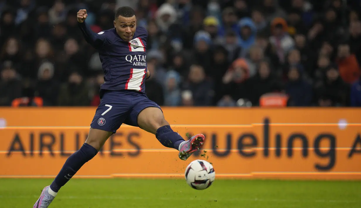 Penyerang Paris Saint-Germain (PSG) Kylian Mbappe mencetak gol ketiga timnya ke gawang dalam laga pekan ke-25 Liga Prancis 2022-2023, di Stadion Velodrome pada Senin (27/2/2023) dini hari WIB. Kylian Mbappe menjadi bintang utama dalam kemenangan PSG setelah dirinya mampu mencetak dua gol dan satu assist untuk Lionel Messi.  (AP Photo/Daniel Cole)