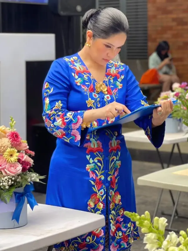 Potret Annisa Pohan Tampil Anggun Berkebaya Encim Biru saat Perayaan Hari Kartini 2025
