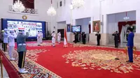 Presiden Joko Widodo atau Jokowi (kanan) memimpin upacara Pengukuhan Pasukan Pengibar Bendera Pusaka (Paskibraka) di Istana Negara, Jakarta, Kamis (13/8/2020). Sebanyak 8 anggota Paskibraka akan bertugas pada upacara HUT ke-75 Kemerdekaan RI. (Foto: Lukas - Biro Pers Sekretariat Presiden)